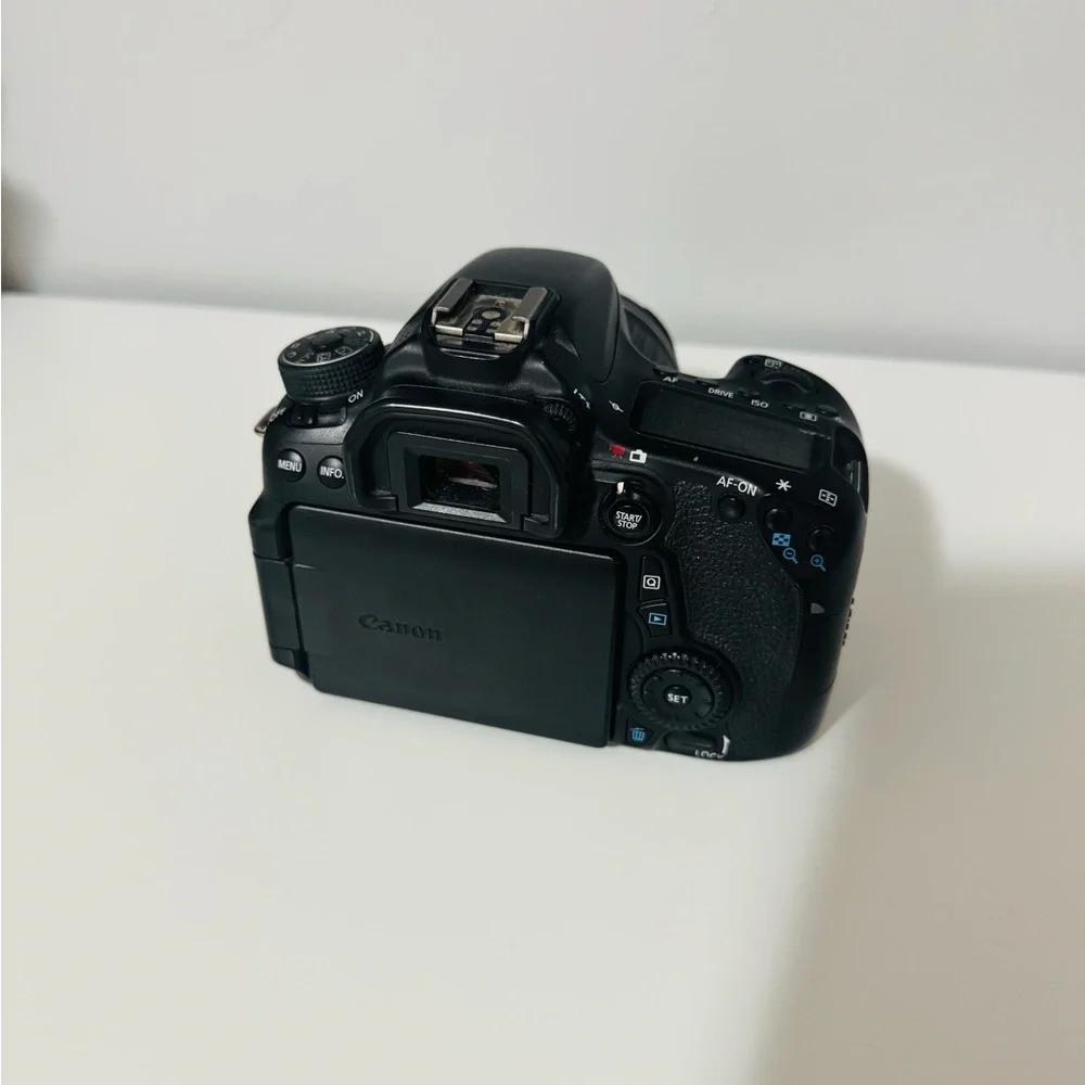 Canon EOS 70D Digital Camera in Black